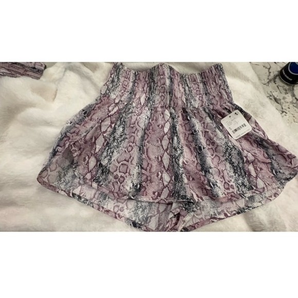 Free People Pants - NEW women's size MEDIUM Free People Movement athletic running shorts.
